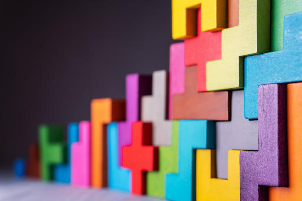 Image d'un assemblage de tetris en bois de toutes les couleurs. Ce qui représente l'esprit d'équipe de Bluekango