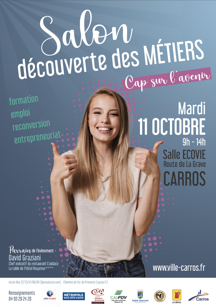 une jeune fille souriante avec ses deux pouces levés