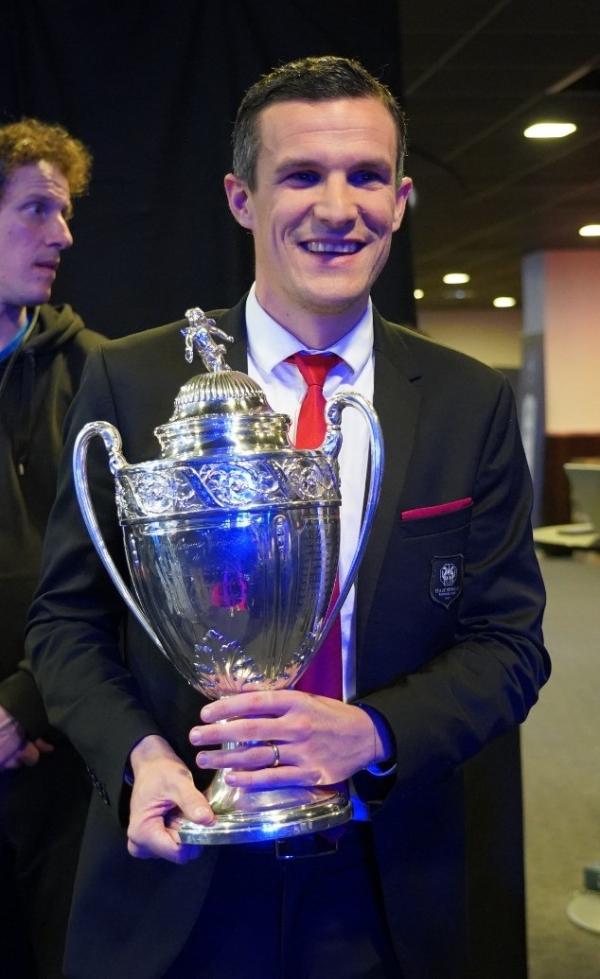 Romain Danzé posant avec la Coupe de France
