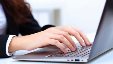 femme sur un ordinateur portable
